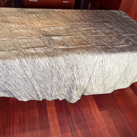 TABLE CLOTH for a table BEAUTIFUL!! - Picture 3 of 4